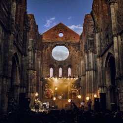 Lucio Corsi-La Chitarra Nella Roccia (Dal Vivo All'Abbazia Di San Galgano)